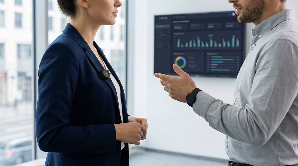 Equipe analysant les resultats partenaires avec appareil Alarmira